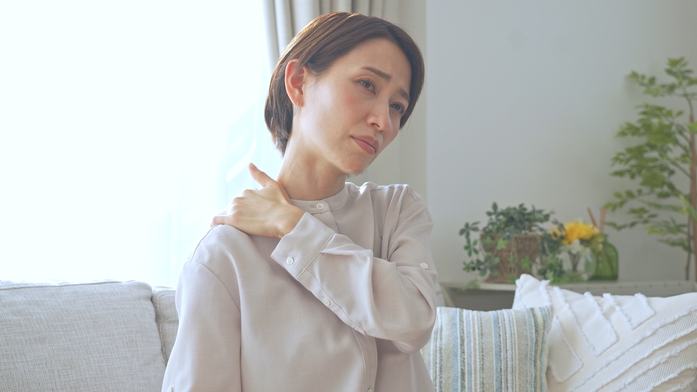 肩こりを放置しても大丈夫かと悩む女性