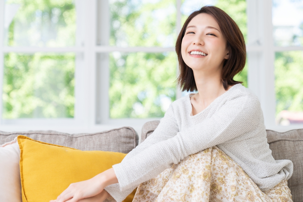 寝違えから解放された笑顔な女性