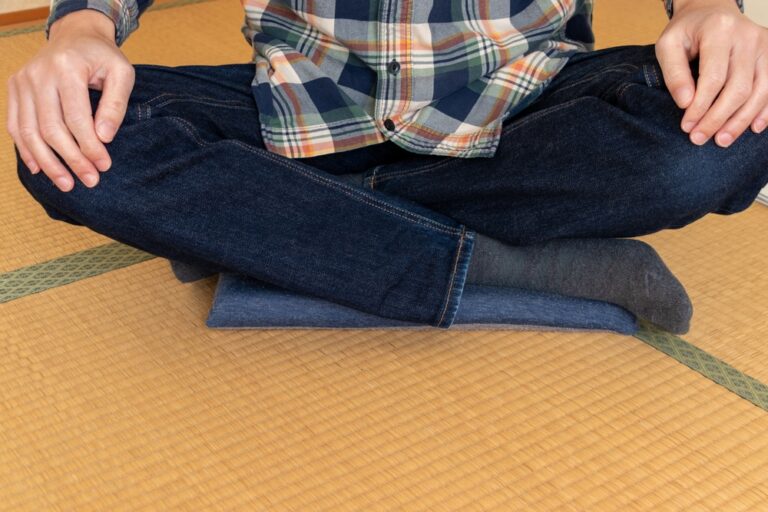 あぐらがかけない原因とは？おすすめストレッチも紹介