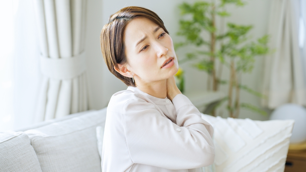 首こりで困っている女性