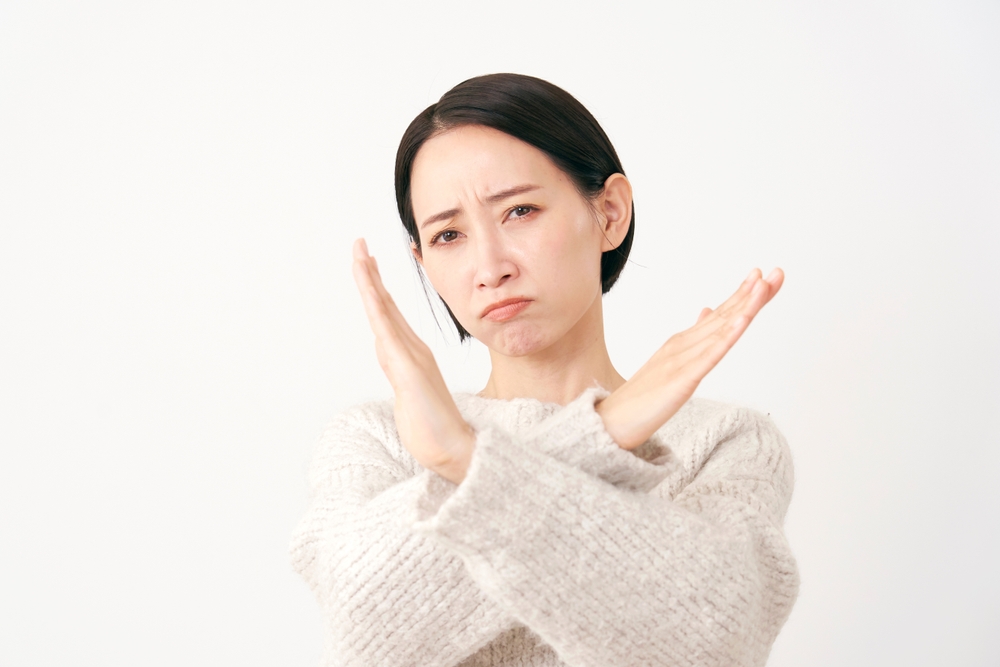 やってはいけないと示す女性