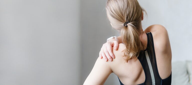 ルーズショルダーとは？原因や放置するリスク、対処法を解説