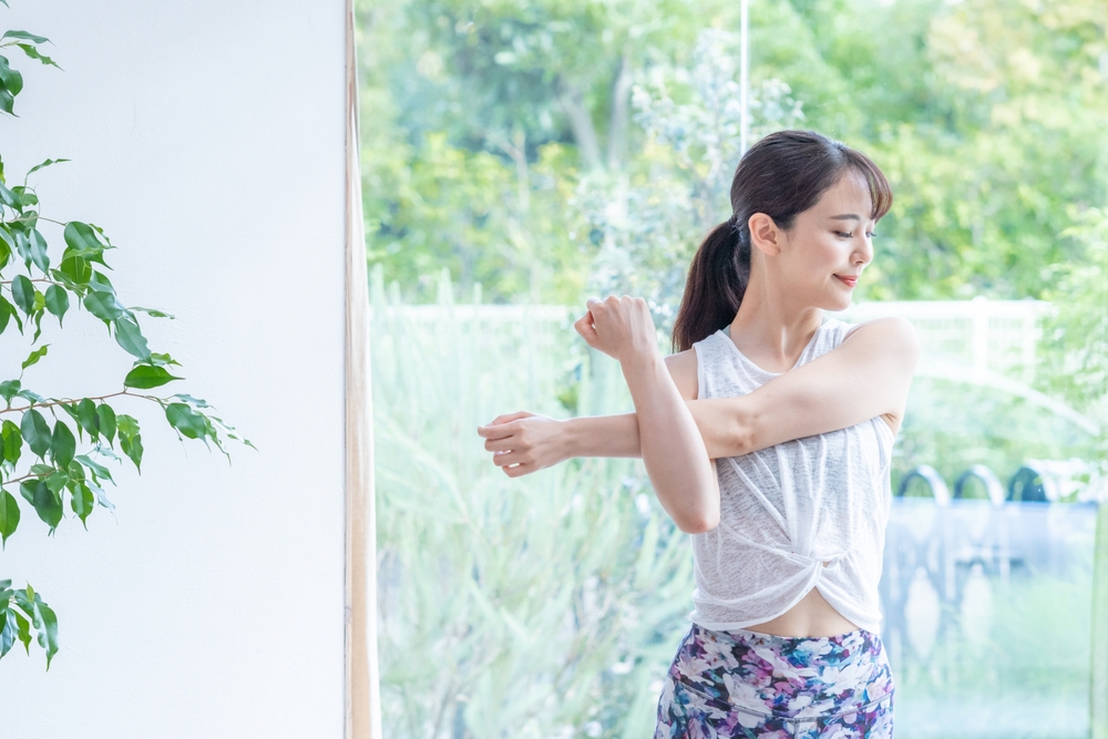 腕のストレッチをする女性