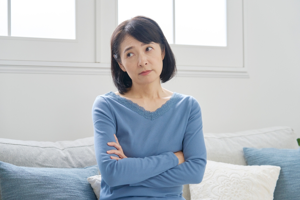 首こりの対処法を考えている女性