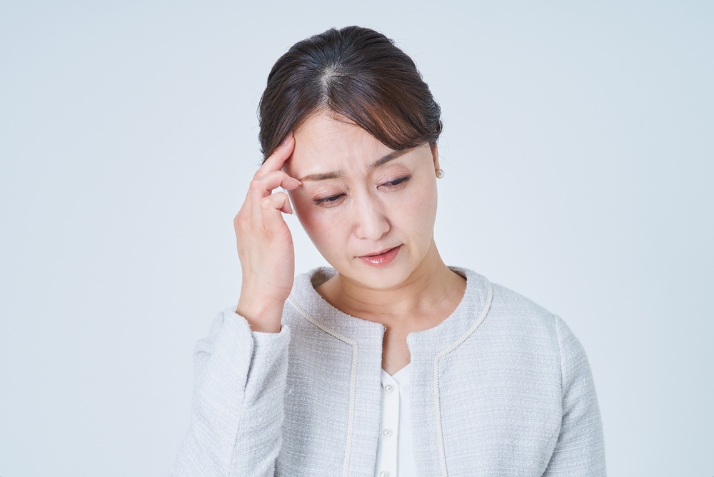 頭痛に悩んでいる女性