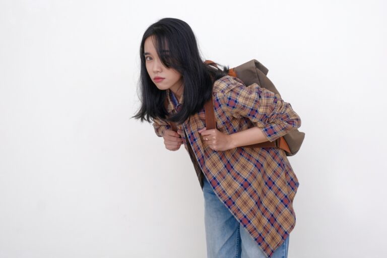 リュックで姿勢が悪くなる？！その理由や意識すべきポイントを解説