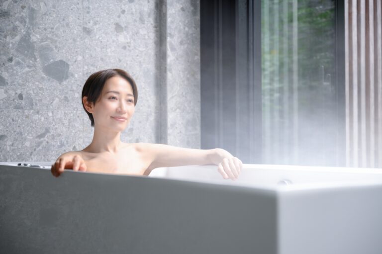 腰痛にはお風呂がおすすめ！効果的な入浴方法や注意事項を紹介
