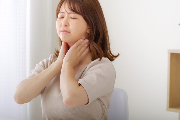 首を回すと音がする……原因や気を付けるべきこと、効果的なストレッチを紹介