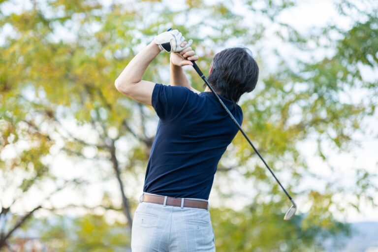 ゴルフで肩甲骨に痛みが出る原因は？対処法とストレッチ方法を紹介