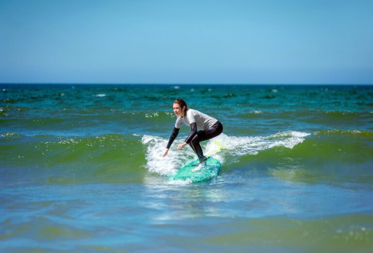 サーフィンで腰痛になる原因は？予防法と対処法を解説