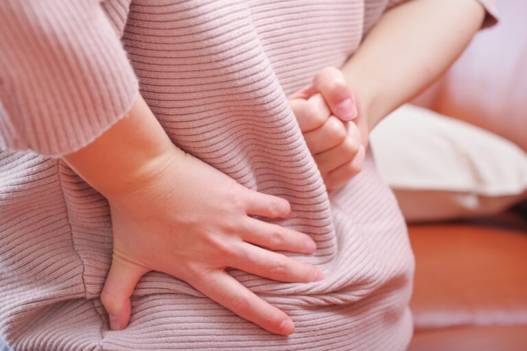 腰痛は温める？それとも冷やす？患部の温め方・冷やし方も解説