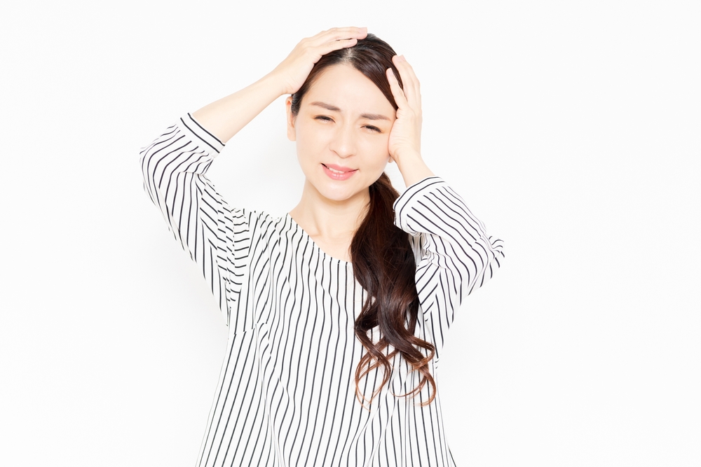頭を抱えている女性