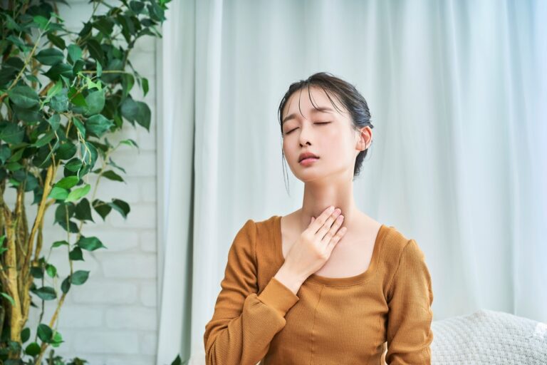 ストレートネックが喉の痛みの原因かも？改善・予防方法を紹介