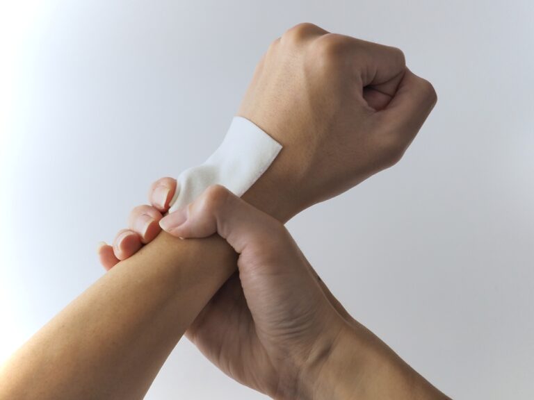 腱鞘炎は湿布で対処できる？病院に受診するタイミングや適切な対処法も解説