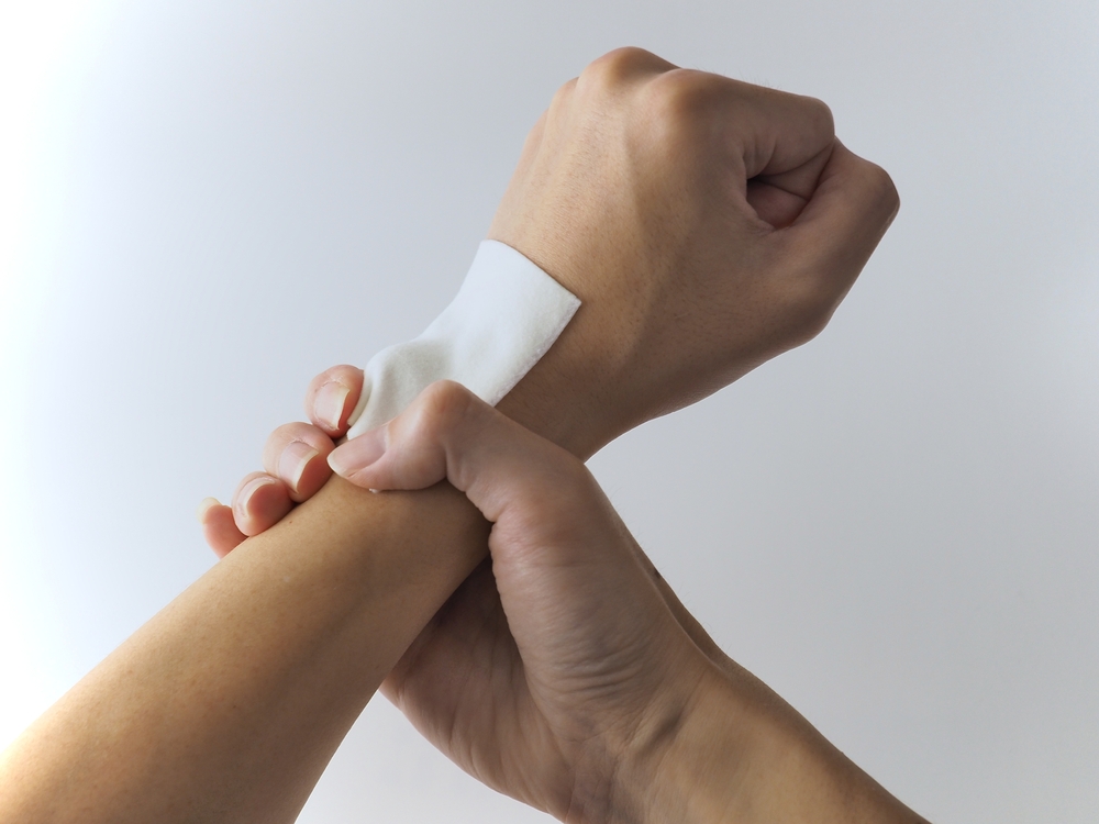 腱鞘炎は湿布で対処できる？病院に受診するタイミングや適切な対処法も解説
