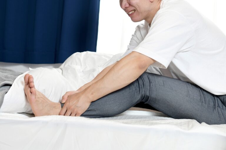 疲労で足が痛い……自宅や外出先でできる対処法や予防策を紹介