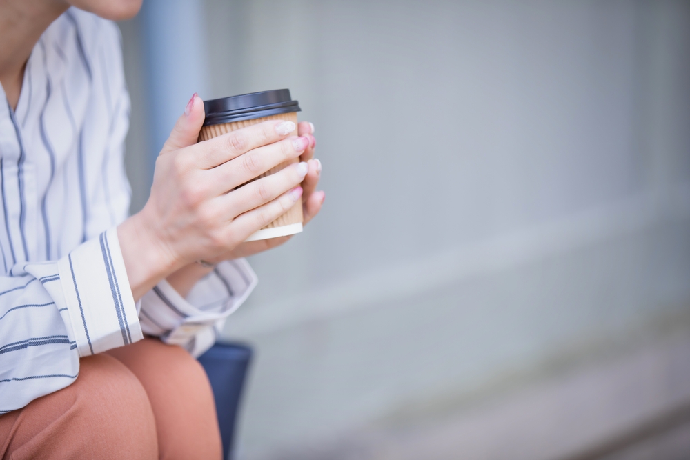 片頭痛を和らげる飲み物はある？痛みの対処法も解説