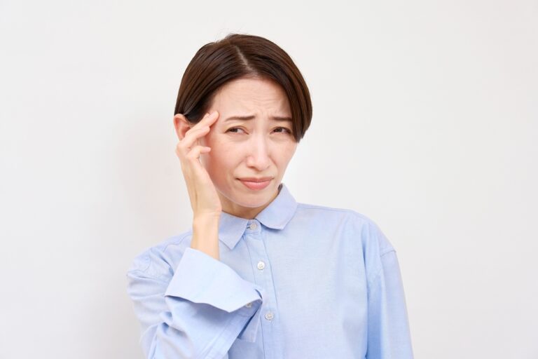 こめかみが痛い！原因や対処法、予防法を解説
