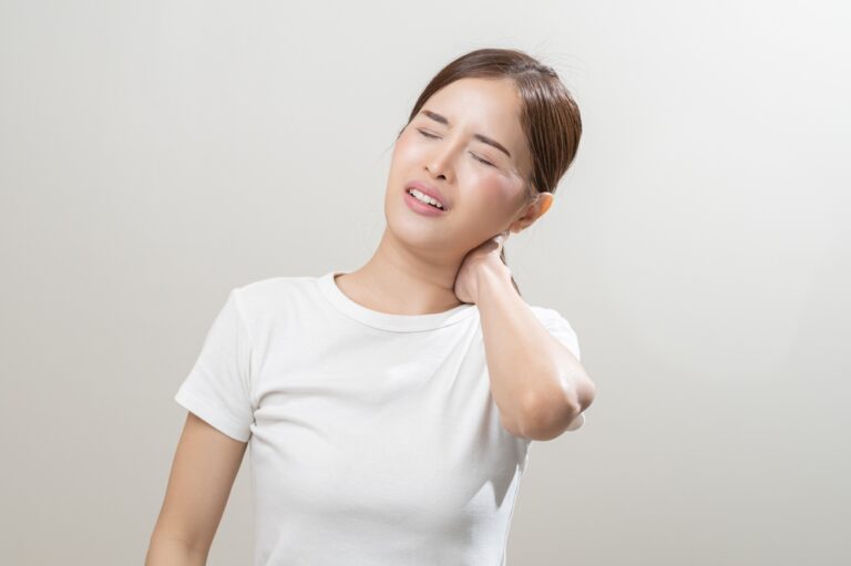 寝起きに肩が痛い原因とは？肩の痛みの対処法から予防法まで解説