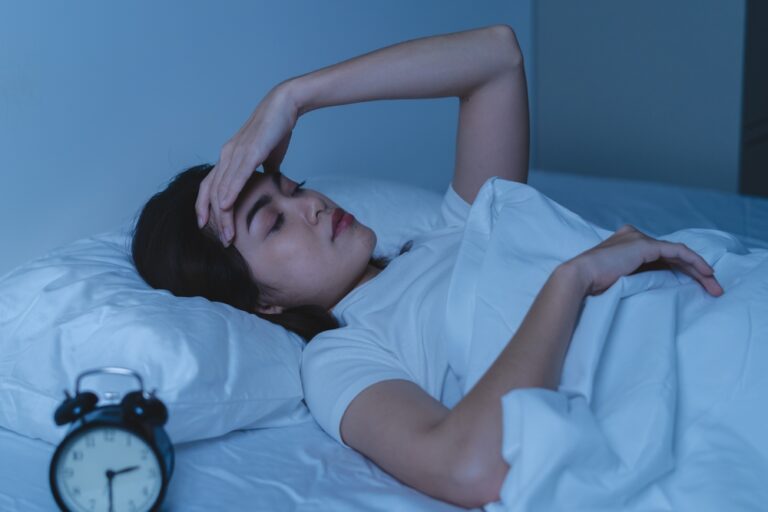 夜中に目が覚める原因は？朝までぐっすり眠る方法を解説