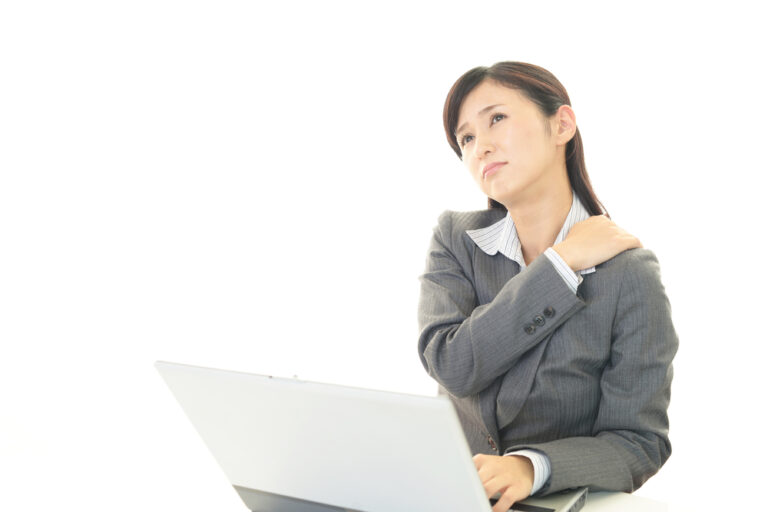 冷房による肩こりに注意！なりやすい人の特徴や対処法を解説