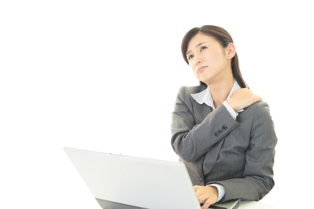 冷房による肩こりに注意！なりやすい人の特徴や対処法を解説