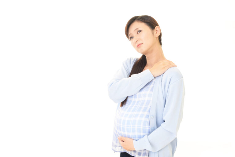妊娠中に肩こりになる原因や対処法・注意点