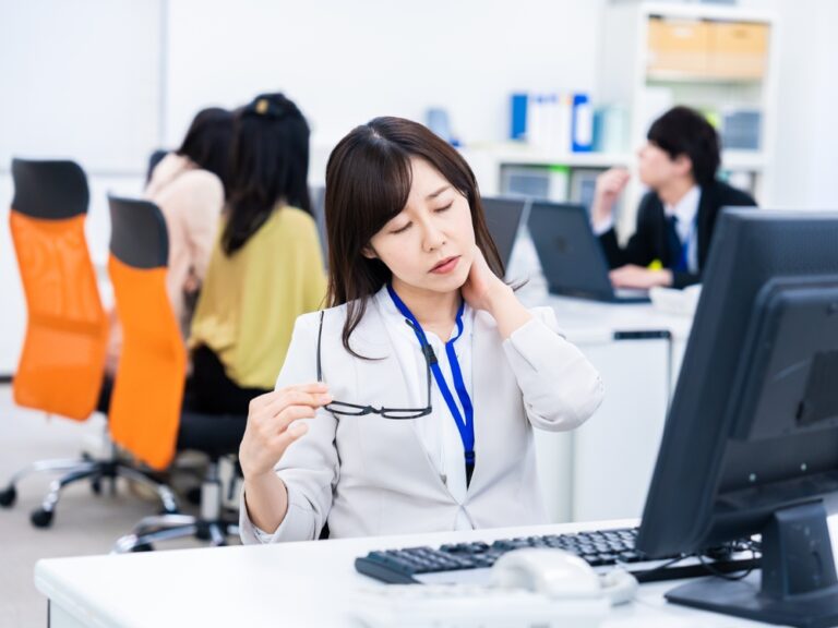 デスクワークで首の右側が痛い原因とは？今すぐできる簡単対策も紹介