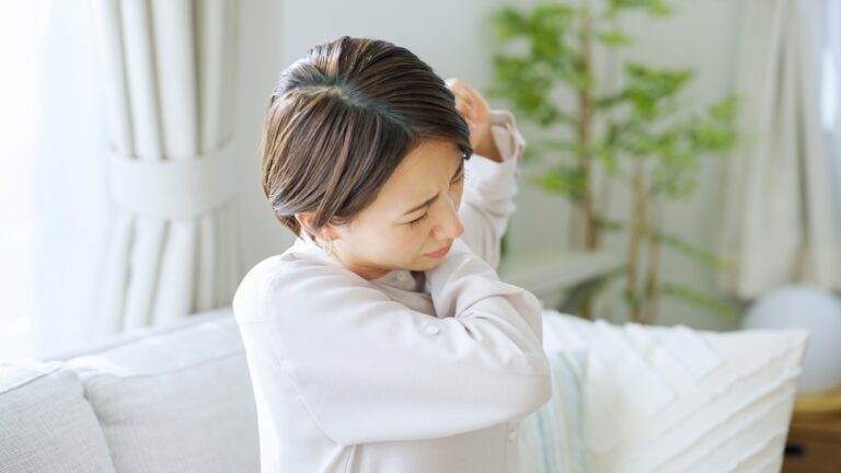 腕の付け根が痛い原因と対処法｜外側・内側の痛みの原因別に解説