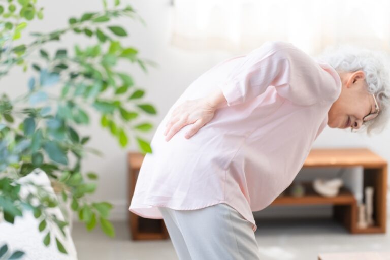 冷えからくるぎっくり腰の注意！原因と対処法・予防法を解説