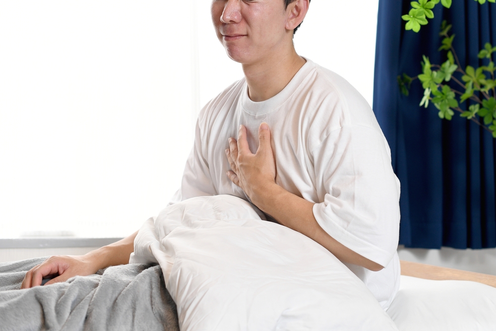 胸が痛いのは猫背が原因？ストレッチで症状を緩和させる方法を紹介