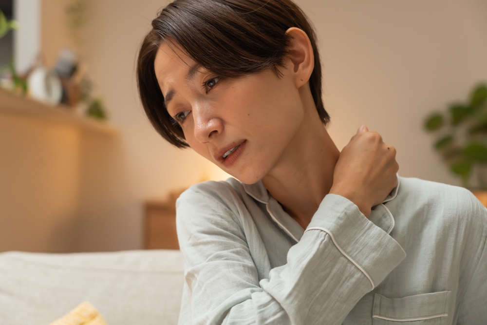 肩を痛めている女性