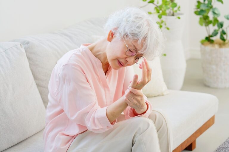 血行不良が原因？手足のしびれを感じたら読むセルフケア対策ガイド