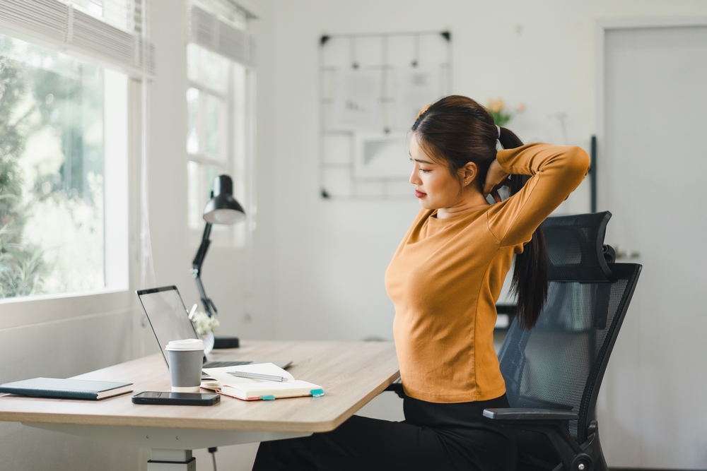 デスクワーク中にできる!5分で血行改善ストレッチ