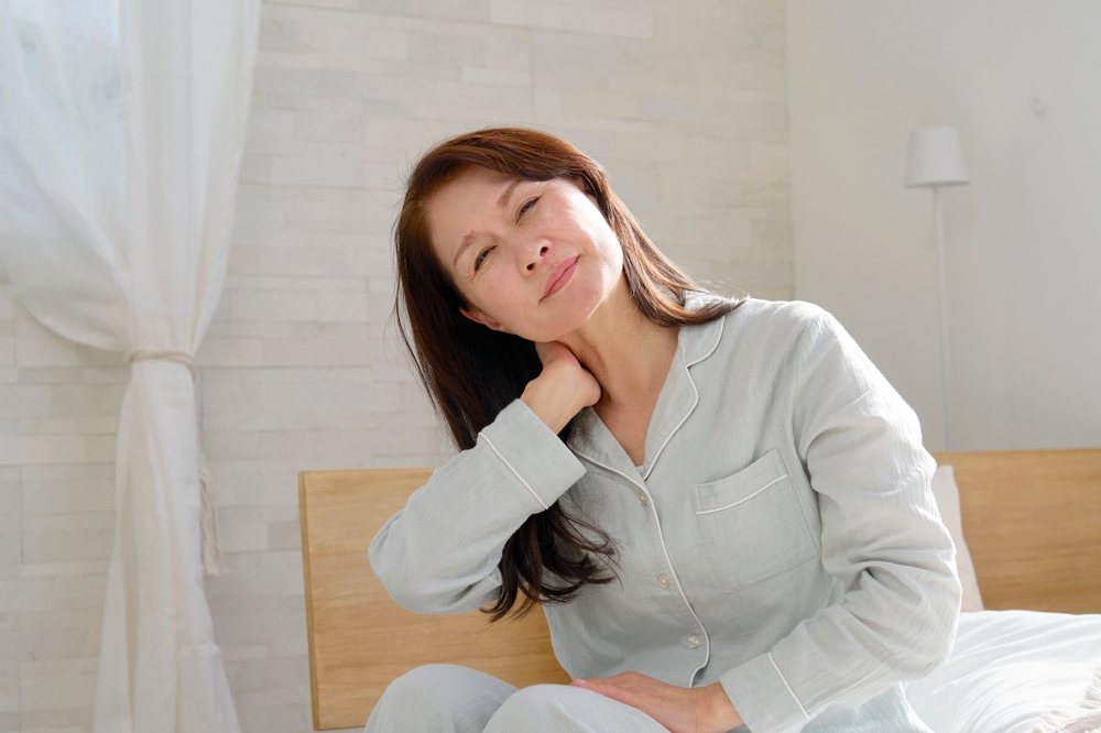 朝起きると首が痛いのはなぜ？寝違えたときの対処・予防法を解説