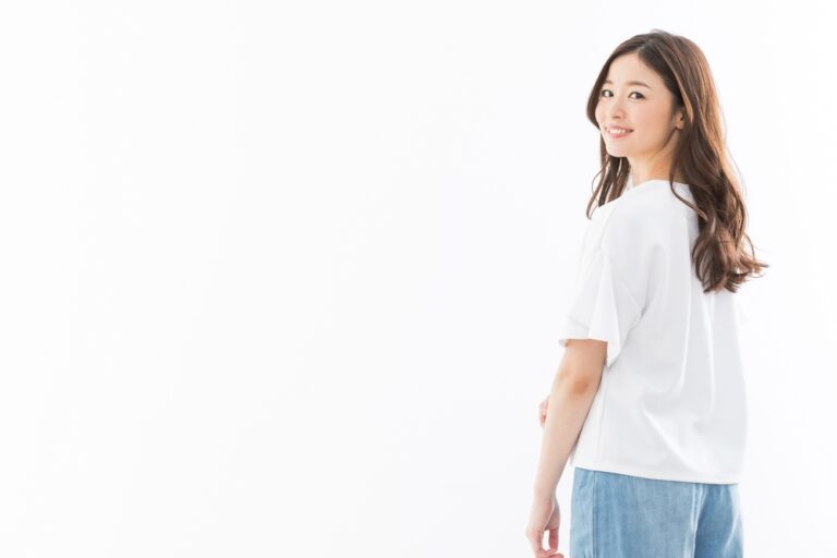 猫背線って何？猫背線を消す方法と改善するストレッチ