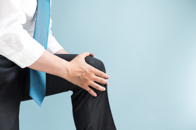 【症状別】膝の裏が痛い原因｜おすすめのストレッチ・マッサージも紹介