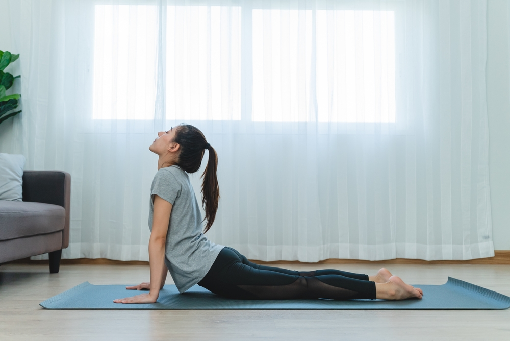 背筋のストレッチをする女性