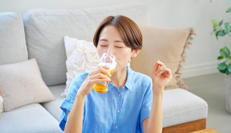 お酒を飲むと筋肉痛になる…その正体や対処法、予防法を解説