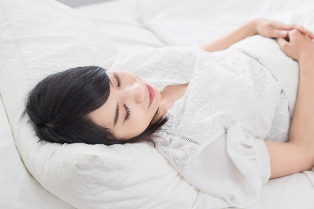 ストレートネックは枕なしで寝ると良いって本当？おすすめの寝姿勢やストレッチを紹介