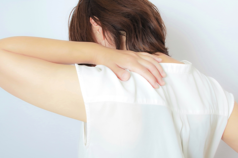 肩こりを気にしている後ろ姿