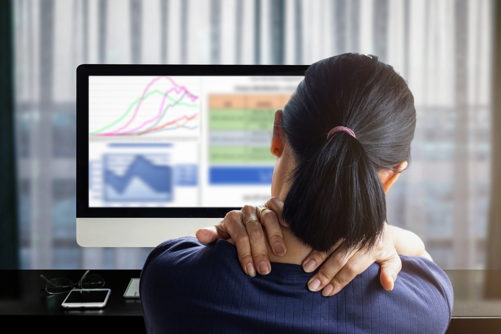 肩こりになっている女性