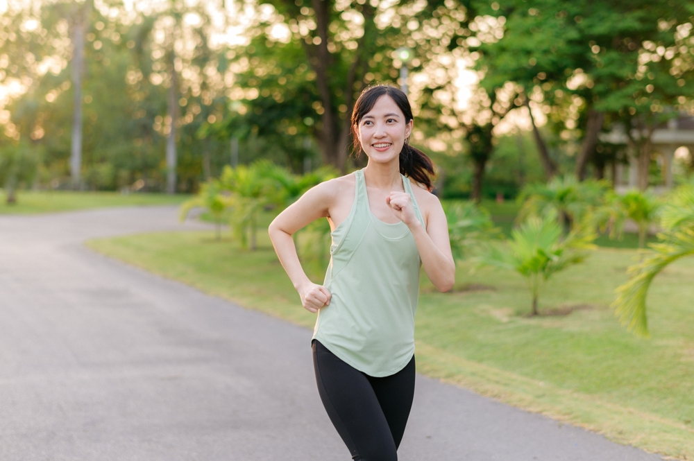 走っている女性