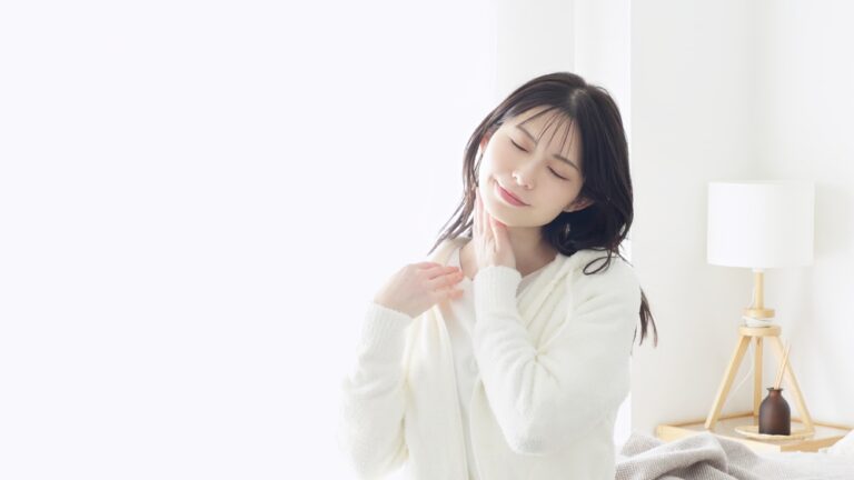 生まれつきストレートネックの人はいるの？原因と改善策を解説