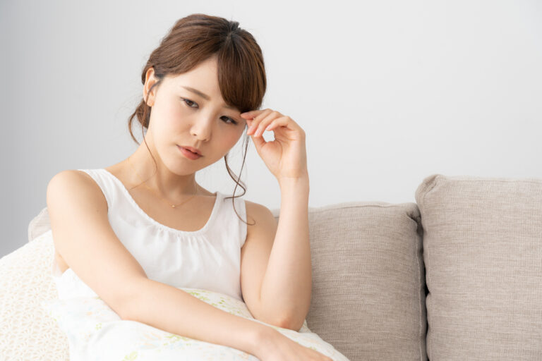 夏バテで頭痛になるのはなぜ？原因別の対処法と予防策を解説
