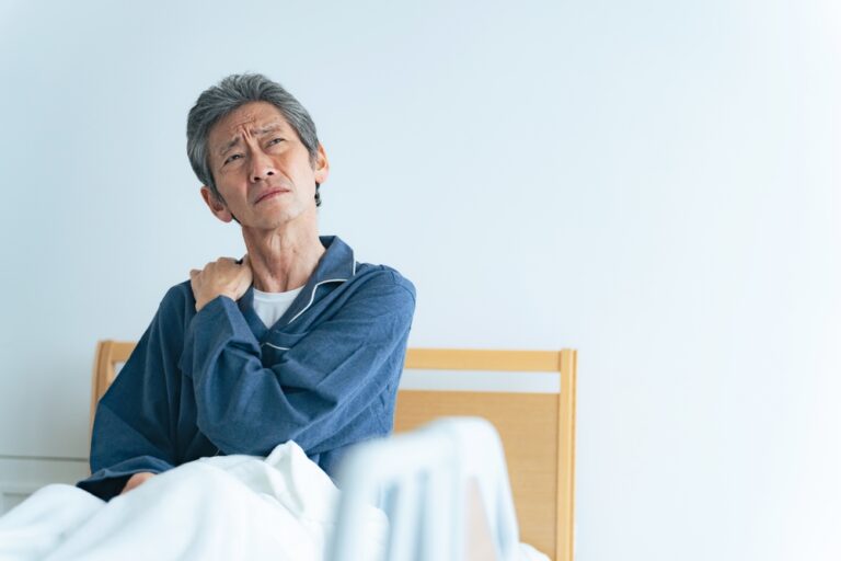 肩こりが原因で眠れないのはなぜ？眠れないときにおすすめの対処法を紹介