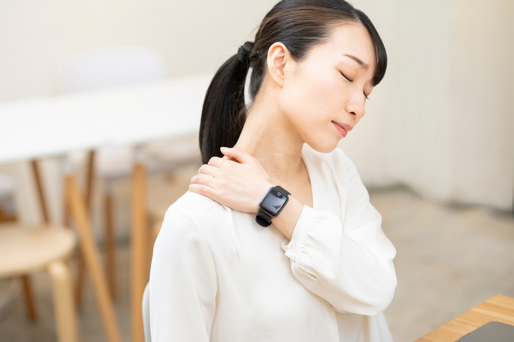 女性が肩こりになりやすい原因とは？改善方法も紹介
