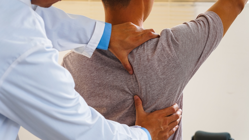 肩甲骨周辺で肉離れが起きた際の対処法