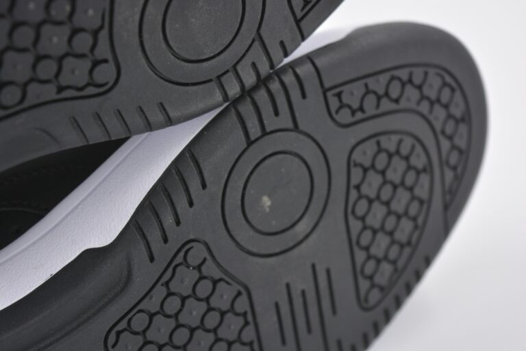 靴の内側が減る原因は？足に負担をかけない歩き方も徹底解説