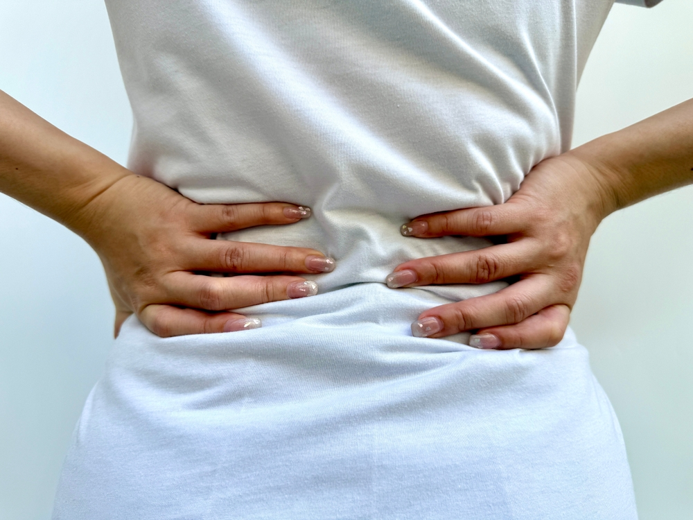 骨盤をおさえている女性